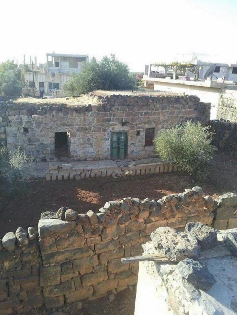 صورة بيت فيصل القاسم القديم كما ظهرت في مقابلته أمس على منصة أثير...