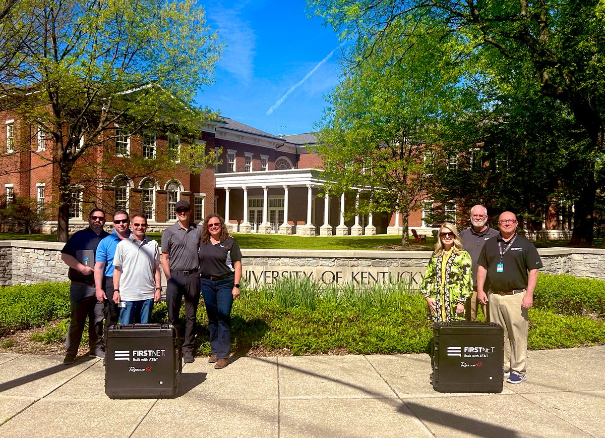 Awesome day with my @FirstNet colleagues including a demo of a CRD & a mini CRD on the campus of the @universityofky. Great discussion about capabilities & use case scenarios.📱💙😸#ATTEmployee #DisasterPreparedness #ConnectingChangesEverything