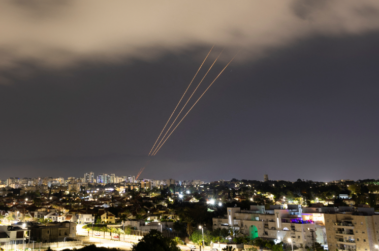 [Ça s’explique 🎧] La frappe de l’Iran contre Israël est le plus récent chapitre d’une vieille rivalité. À notre micro, François Brousseau raconte comment la guerre de l’ombre a fini par éclater au grand jour ici.radio-canada.ca/ohdio/balados/…