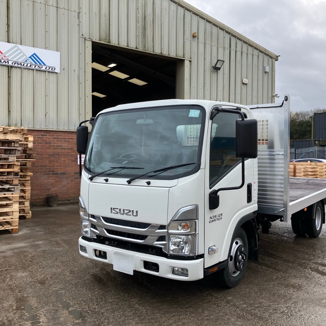 Check out R. Ingham Pallet's new Isuzu N35.125 Grafter flatbed! 👀 Isuzu Truck dealer JDS Truck and Van built, PDI'd, taxed, registered and delivered the vehicle with an impressively speedy turnaround. 👏 #isuzutruck #isuzugrafter