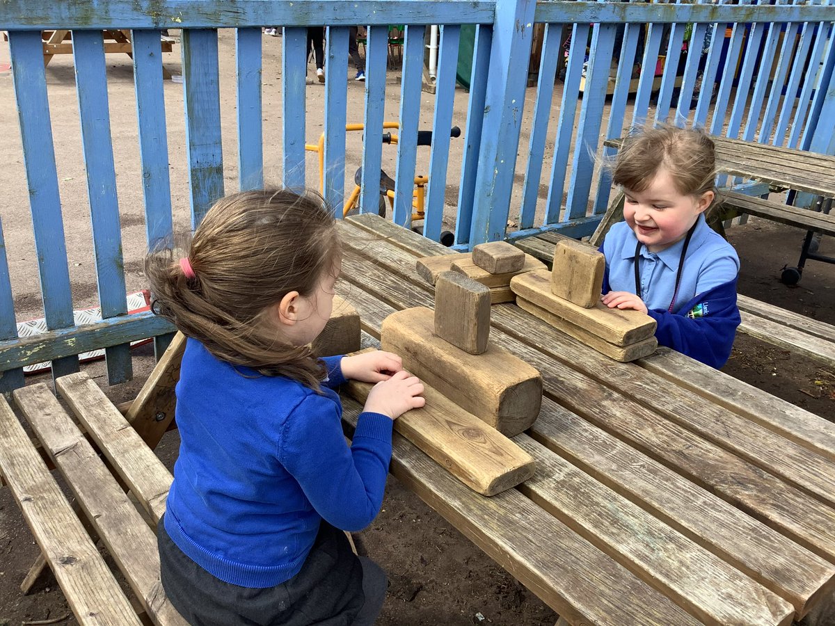 We have been exploring the “sh” sound and looking at our shadows (when the ☀️ was out) some of our class have also been busy working on their “laptops” in the outdoor office! @Letsgetplayful