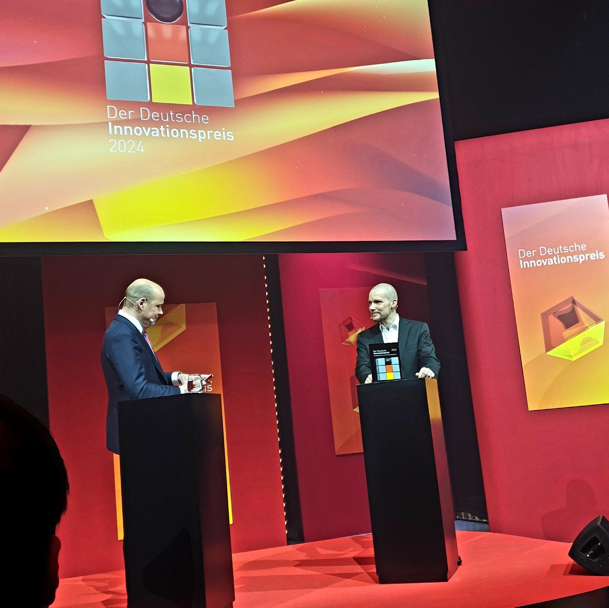 Innovator of the Year: <a href="/JonasAndrulis/">Jonas Andrulis</a>, Founder &amp; CEO, Aleph Alpha GmbH
"Eine Antwort auf die Amerikaner: [...] Wir haben etwas, das die US Tech Konzerne nicht haben: Fertigung, Fach- &amp; Branchenwissen"

🏆Voraussetzungen schaffen, damit das Team gewinnen kann!
#DIP24
#GenerativeKI