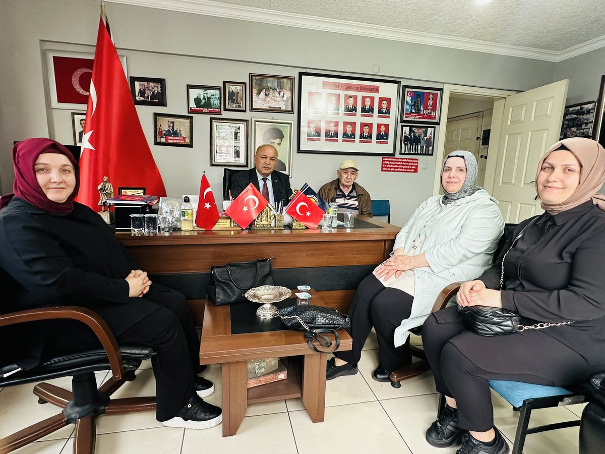 TulaySayili's tweet photo. 14-20 Nisan Şehitler Haftası sebebi ile Şehitler Derneği Başkanı Sn Mustafa Yorulmaz beyi başkan yardımcılarımız ile birlikte ziyaret ettik.
Misafirperliğinden dolayı kendisine teşekkürlerimizi sunuyoruz.
#şehitlerhaftası
@aysekesir 
@AKKADINGM 
@ak_kadin_67 https://t.co/HEi2W6L3H1