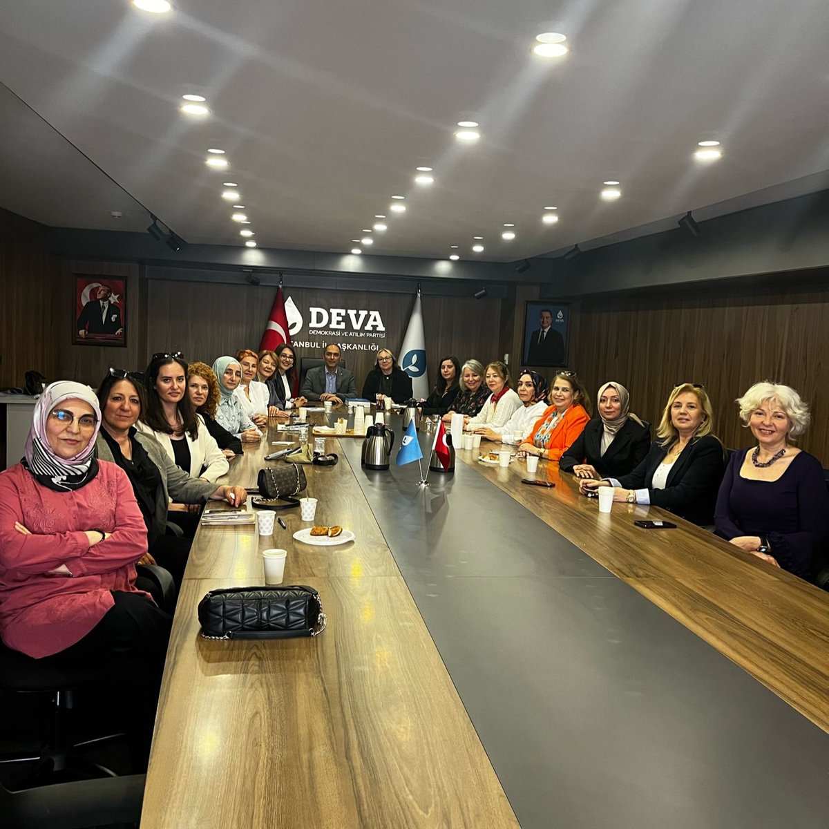 Genel Merkez Kadın Çalışmaları Saha Koordinatörleri olarak, İstanbul Kadın Çalışmaları Ekibiyle, İstanbul İl Başkanlığı'nda biraraya geldik.

#DEVAkadında 🌱 @devakadinda 
@alibabacan 💧 @devapartisi