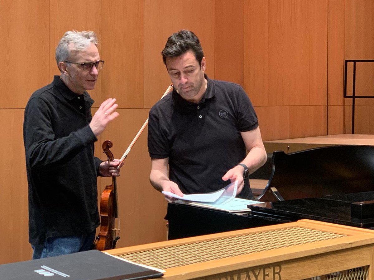 orquestanavarra's tweet photo. ¡El gran @GilShaham ya está en #Pamplona! Esta tarde ha ensayado con el maestro @OliverDiazS para ofrecer mañana con nosotros un homenaje inolvidable a #Sarasate en @baluarte, con obras suyas y de #Guridi, #Falla, #Fauré, #Glinka...
🗓 19/4, 19:30
🛒 https://t.co/Y1dY522f9X https://t.co/pIFBwg3T4e