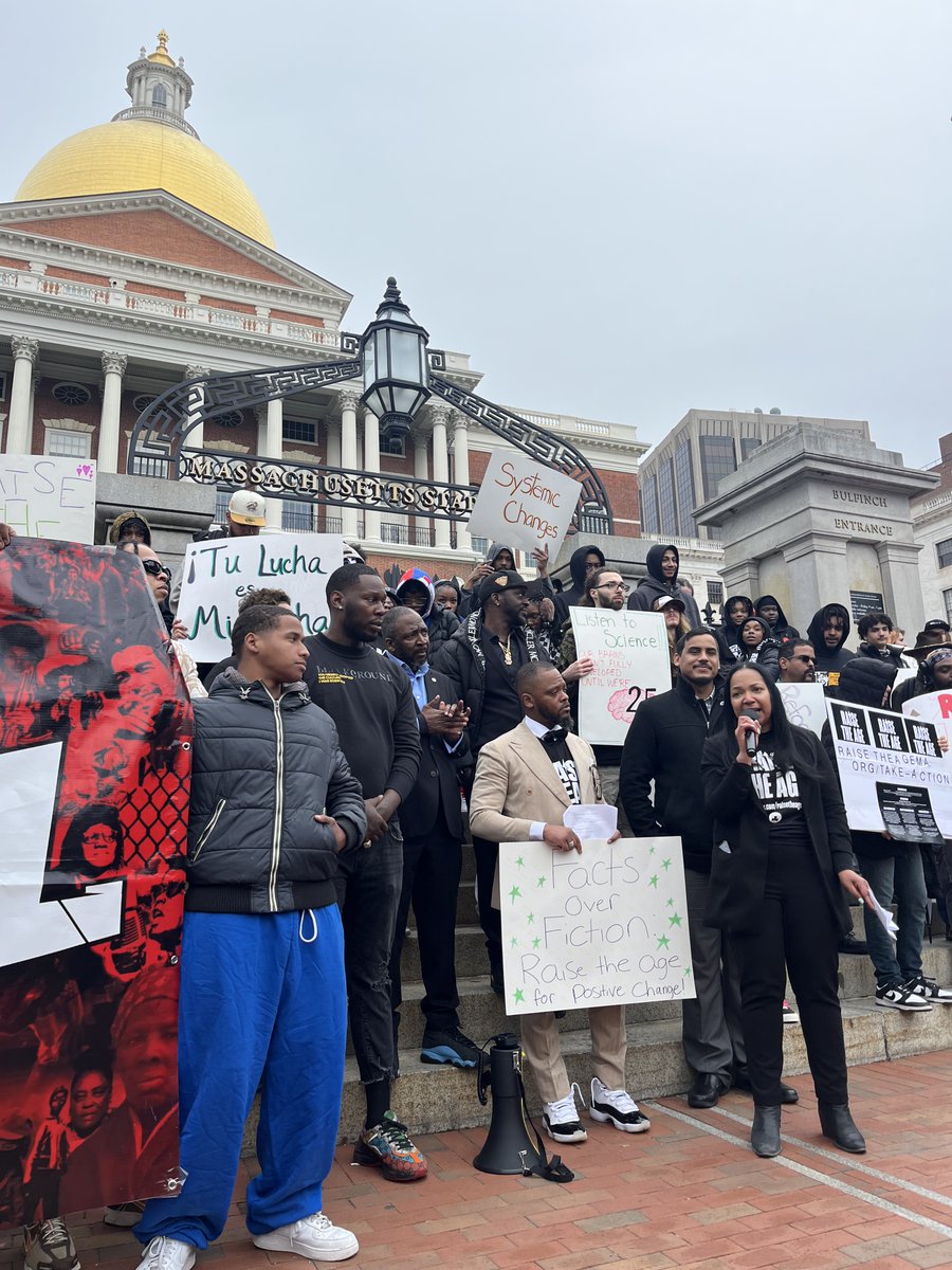 Today, on the steps of the Massachusetts State House, Deputy Chief Counsel Duci Goncalves, of CPCS's Youth Advocacy Division, spoke at the Raise the Age rally alongside James Mackey with @mtwyouth and @Repmannycruz. #Raisetheage