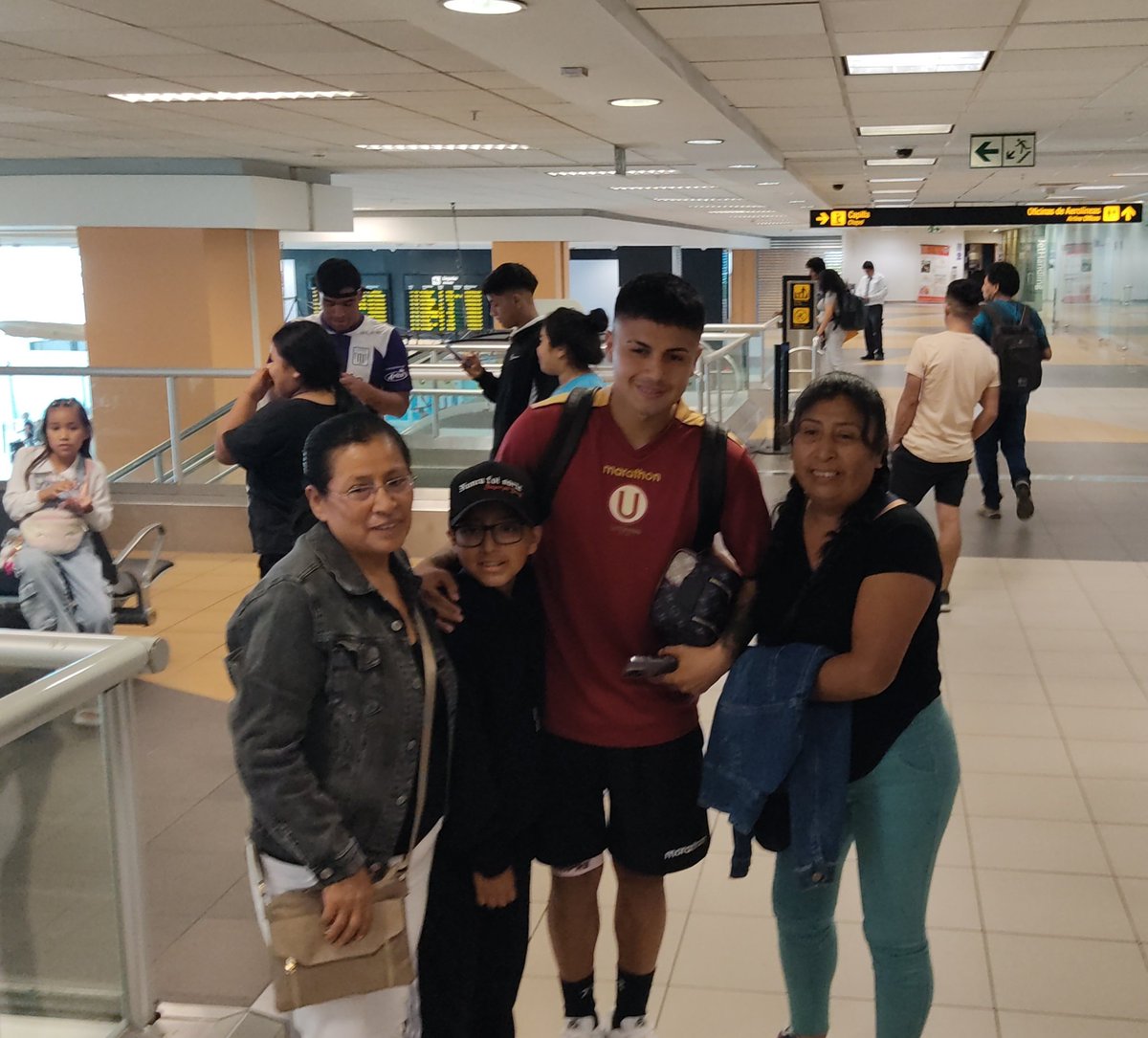 PieroMendoza22's tweet photo. 📝 Universitario de Deportes: Delegación crema parte rumbo a la selva del país para enfrentar a Unión Comercio. La principal novedad es el delantero Christopher Olivares.

@futbro_pe @Enformade_U https://t.co/pGpovrrcxN