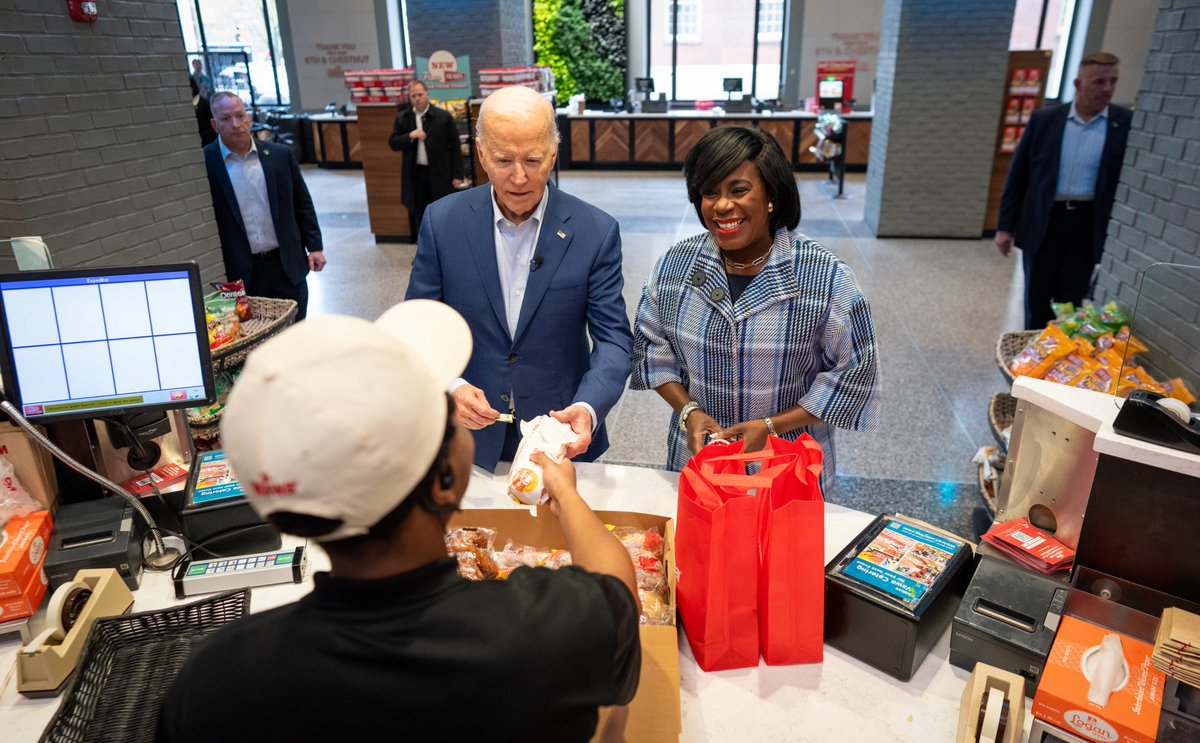 .@POTUS and Philadelphia Mayor Cherelle Parker order food from a Wawa in Philadelphia.