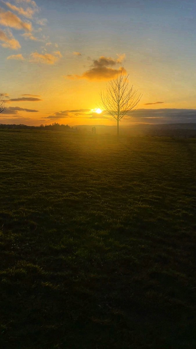 More chasing sunsets 🌅 More Looks warm but it’s bloody Baltic in the breeze. Could be more photos in the 🧵 👇 Day 109 & 1568/1570 #365daysofwalking #200daysofwalking #100daysofwalking #ThePhotoHour #StormHour @AimsirTG4 @deric_tv