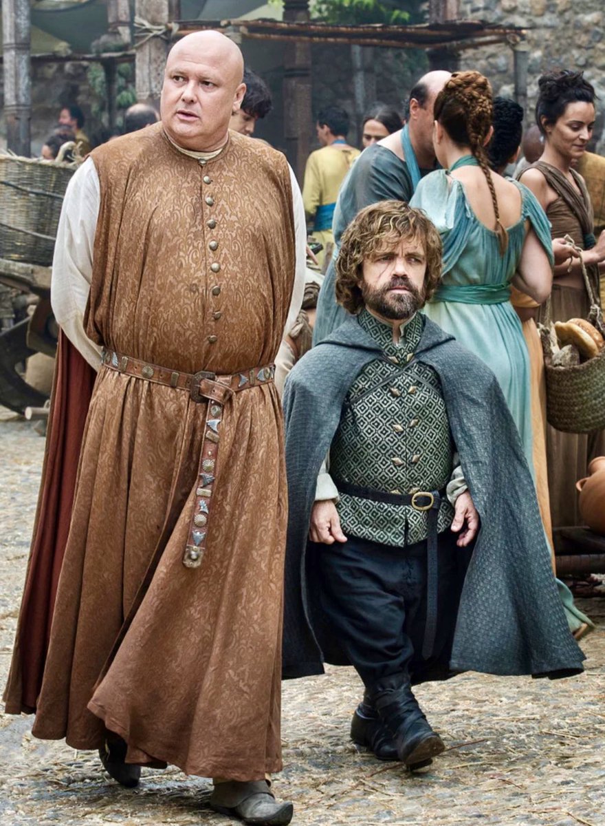 El famoso acertijo de la Araña Varys para Tyrion acerca del poder📚:

- ¿Os dejo con un acertijo, Lord Tyrion? -No esperó la respuesta-. En una habitación hay tres hombres de gran importancia: un rey, un sacerdote y un rico. Frente a ellos se encuentra de pie un mercenario, un