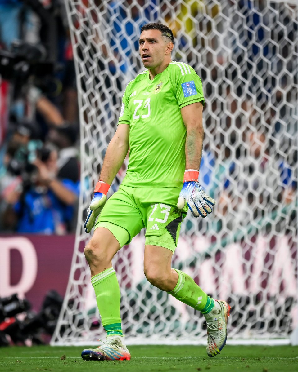 Emi Martínez in a penalty shootout vs. a French team 🧱