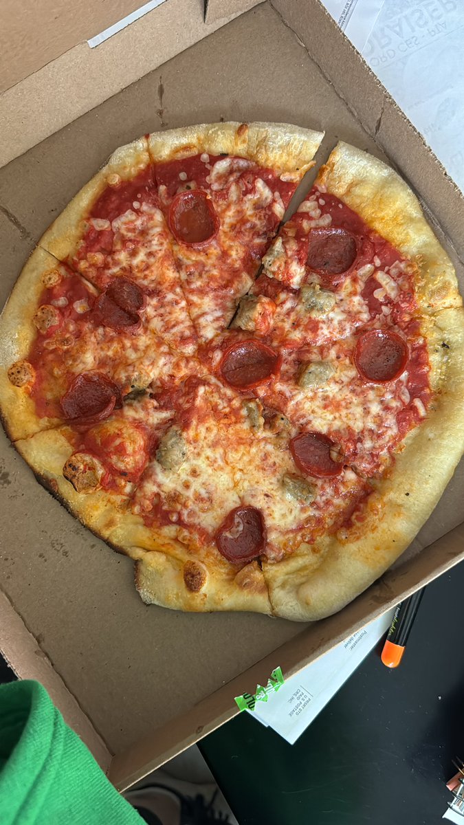 ambergodinez's tweet photo. @pieology  so when you order for delivery this is now what you get for a 2- topping pizza!!?! https://t.co/DDnQcJAoHm