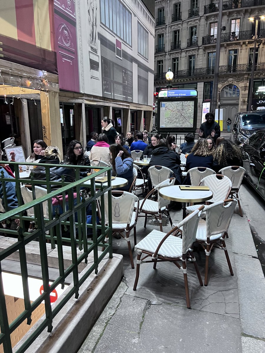 #saccageparis c’est aussi la soumission totale au lobby bistrotier. Les piétons, les PMR? On s’en fout!