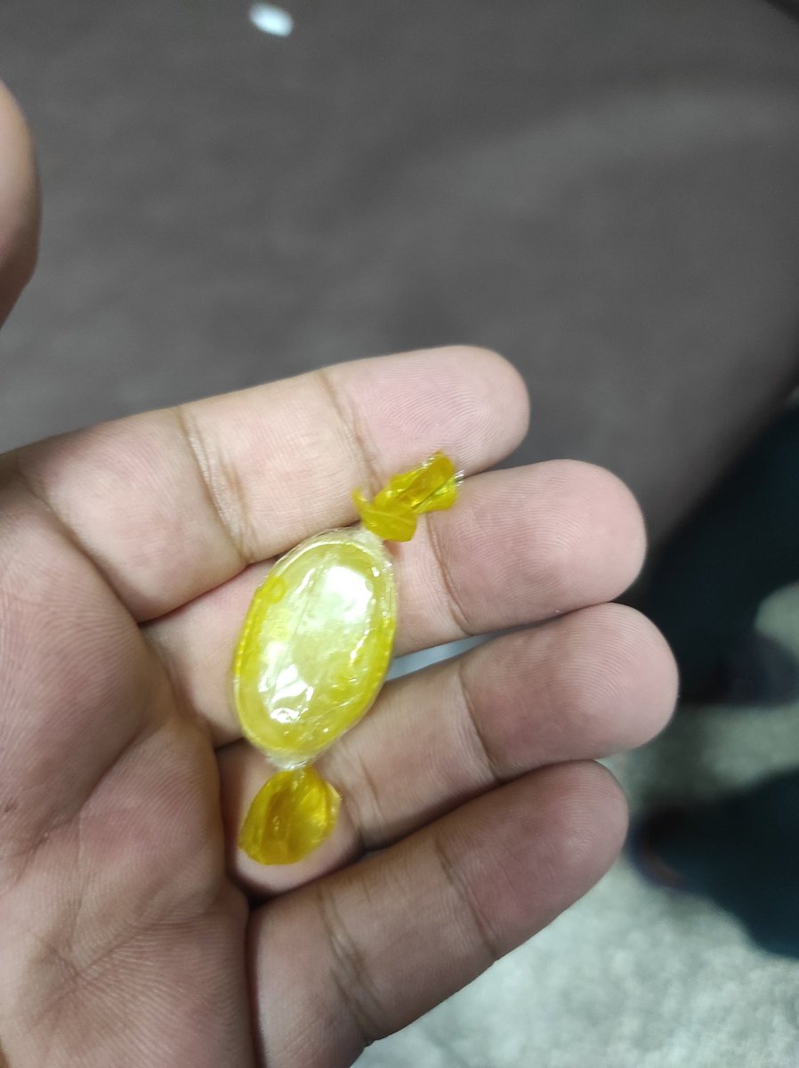 تويته بعنوان (أهل السودان دول طيبين آوي ياخال)
طفل سوداني ومعه أمه الكادحه قدم إلي طوارئ الجراحه مصابا بجروح قطعيه في أطراف ألاصابع... وبعدت خياطة الجروح وزعت علينا أمه هذه الحلوي... حلوى بسيطه لكنها وقعت في قلبي موقعا عظيما... اللهم ارحم أهل السودان وأمنهم في بلدهم.