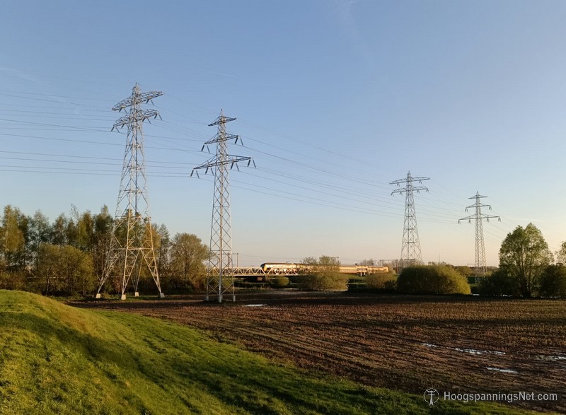 Het is bepaald geen makkelijk voorjaar voor powersafari, #kaplaarzen #leaselaarzen, maar soms werkt het weer een ogenblik mee. Tweemaal 110 kV bij Zwolle Herfte, ze overkruisen de rivier de Vecht. Waarom zo'n verschil in hoogte? Wie het weet mag het zeggen.