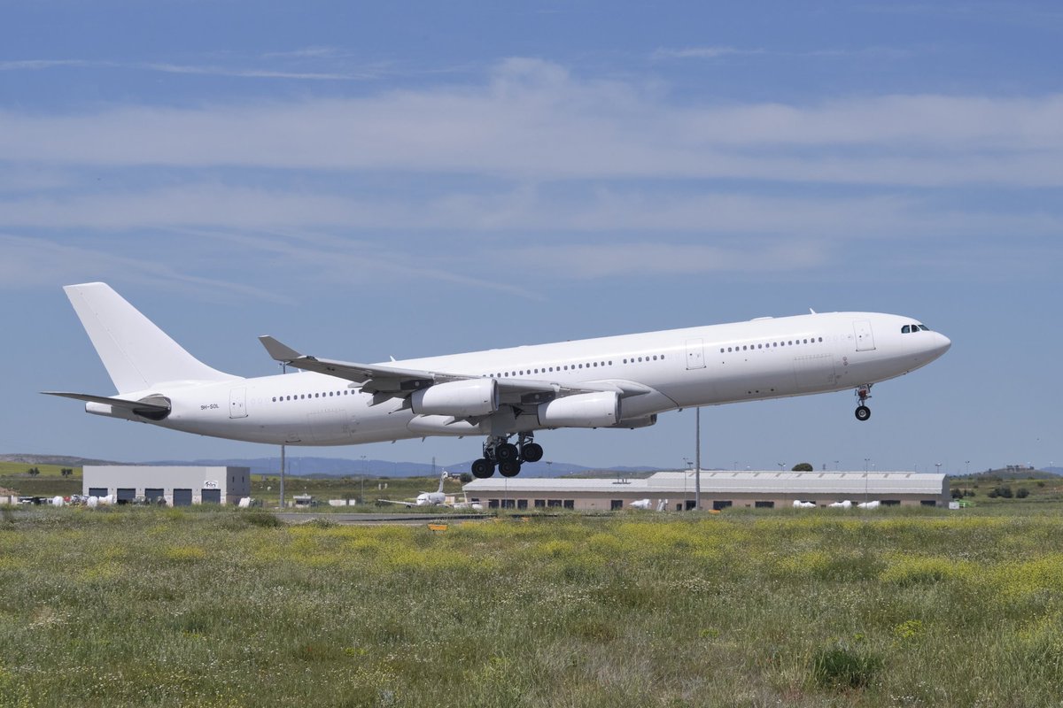 @OnAviation Eso y a la vez también ha llegado a #CQM el A343 9H-SOL de #HiFly y que fue el primer A340 en ir a la Antártida