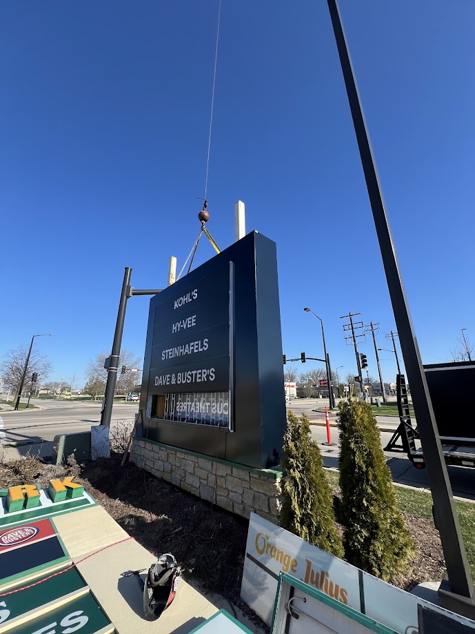 jonessign's tweet image. Check out the fresh, modern look of our newly revealed signage at Bay Park Square Mall. It's all about bringing a contemporary vibe to this iconic space. Come see for yourself! #BayParkSquare #ModernSignage #JonesSign"