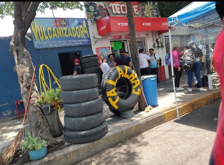 @UCS_GCDMX @AzcapotzalcoMx @Azcapotzalco_ @GobCDMX Las 12:45 del mediodía y la banqueta invadida de borrachos y borrachas, orinando y drogándose en el local que les vende todo esto y que además se adueña de la calle en Av. tezozomoc 83, La Preciosa, Azcapotzalco