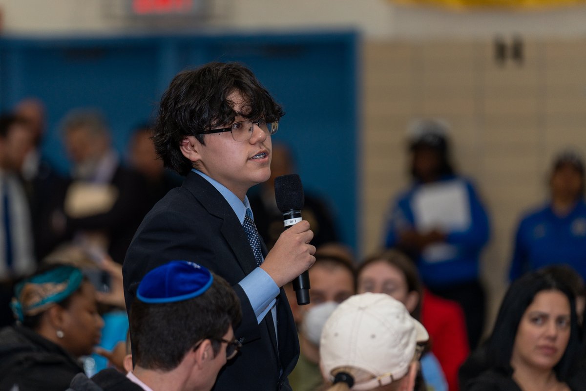 nycgov's tweet image. Great to hear from New Yorkers of all ages last night in the Bronx for our latest Community Conversation town hall.

@NYCMayor and his #GetStuffDone team answered questions from this community about what we&apos;re doing right now and what more we can do to make our city better.