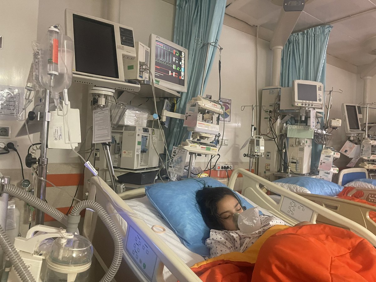 ParandeyeAseman's tweet photo. به نظرم دیشب 
یکی از ملال انگیزترین شب های مادر بودن
و به هیچ گرفته شدنم رو تجربه کردم.
توی بیمارستان مهراد
برای انتقال دخترم به
آی سی یو بیمارستان کسرا
گفتن برای اعزام با آمبولانس و انتقال حتما باید پدر یا جد پدری رضایت بدن و مادر نمیتونه امضا کنه
و من فرو ریختم … 😭
۱۴۹۳/۱/۲۹ https://t.co/92q9renB4B