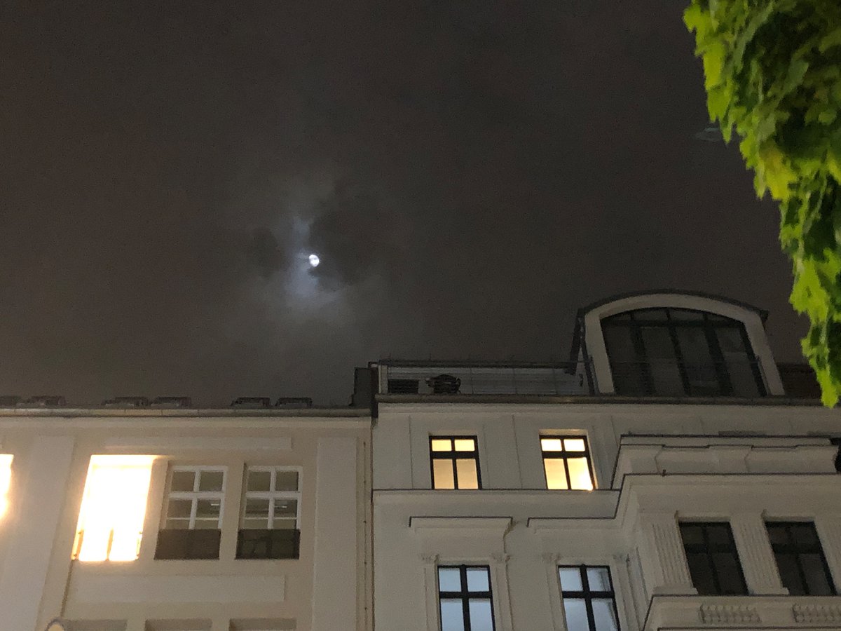 Gute Nacht mit dem heutigen Mond- Foto - zur selben Uhrzeit wie gestern aufgenommen, aber etwas versetzt, weil der Mond ja die Erde umkreist und daher logischerweise von Tag zu Tag bzw. Nacht zu Nacht zur selben Zeit an einer anderen Stelle am Himmel steht.