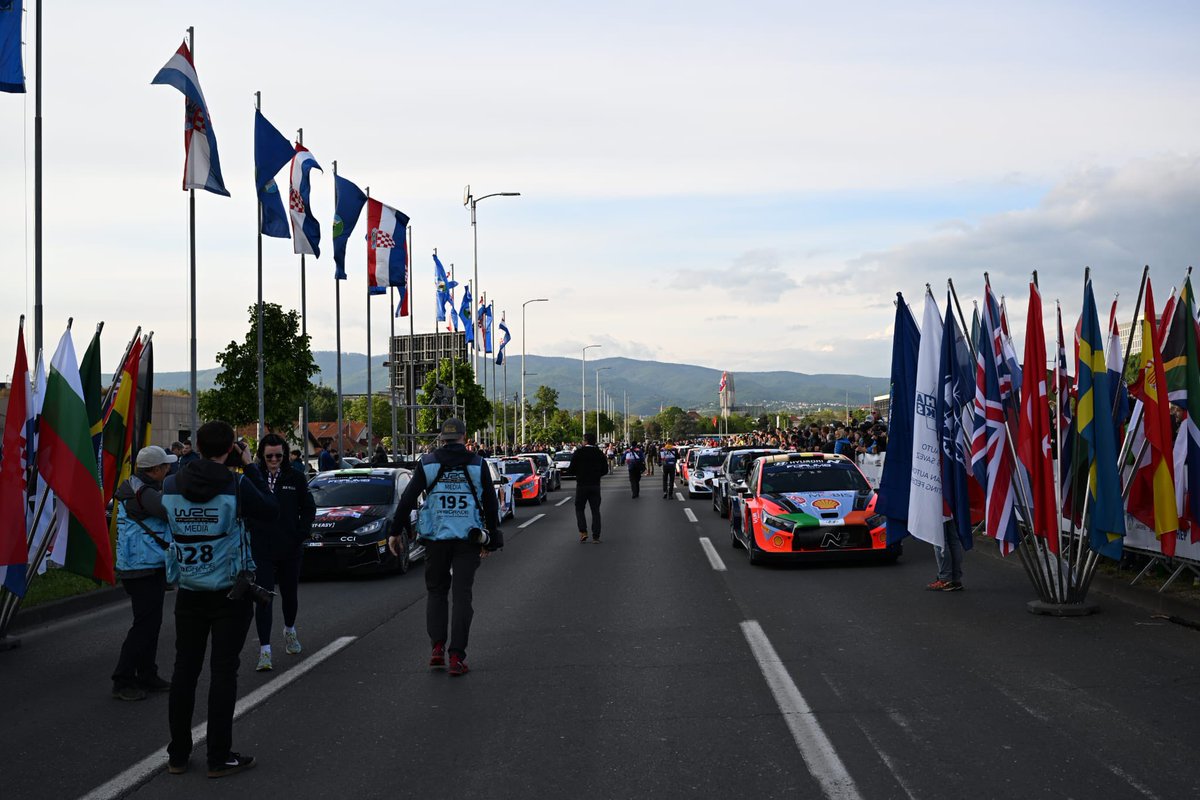 Bilo mi je zadovoljstvo u ime predsjednika @VladaRH @AndrejPlenkovic otvoriti četvrti @croatiarally, koji smo podržali s 3,2 milijuna eura. 🇭🇷 je ponovo ugostila najbolje svjetske vozače relija čije nastupe će pratiti stotine tisuće gledatelja uživo te milijuni diljem svijeta.