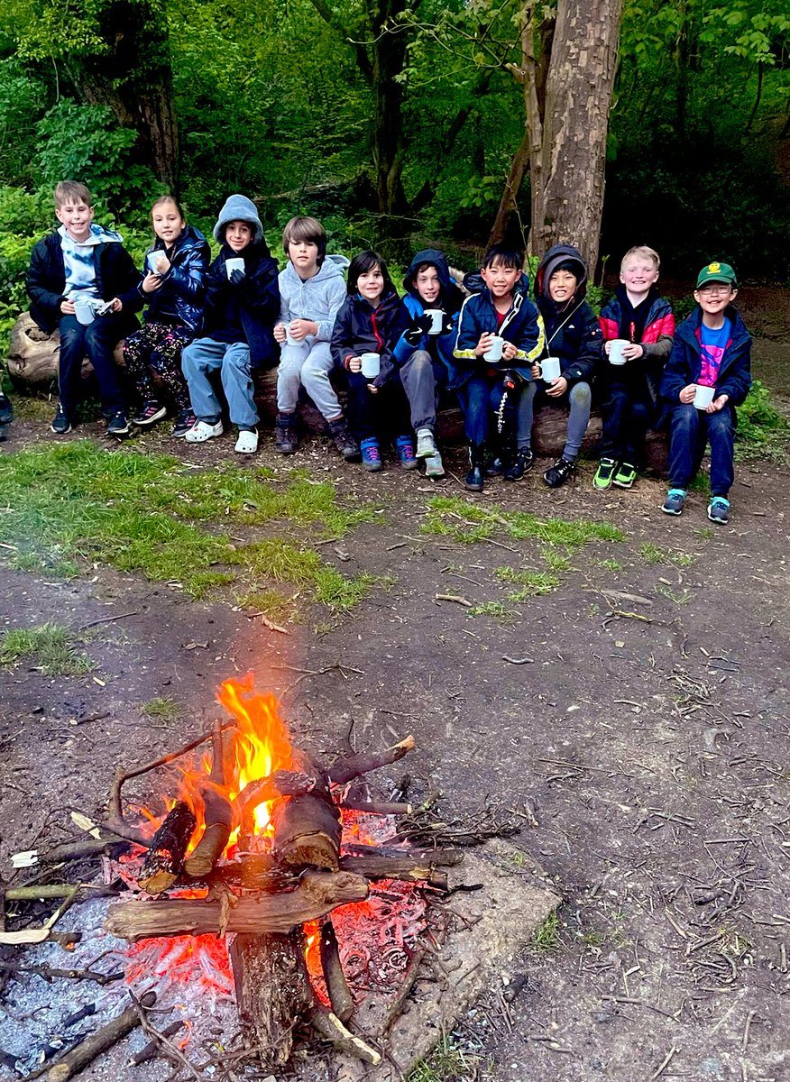 stjohnscen20's tweet photo. Pizza, followed by campfire stories, songs, hot chocolate and sโmores! #MoatMount #CampFire #TeamSJ #FamilySJ ๐๐๐ฅโ๏ธ๐ซ๐ https://t.co/kQHla4g9p1