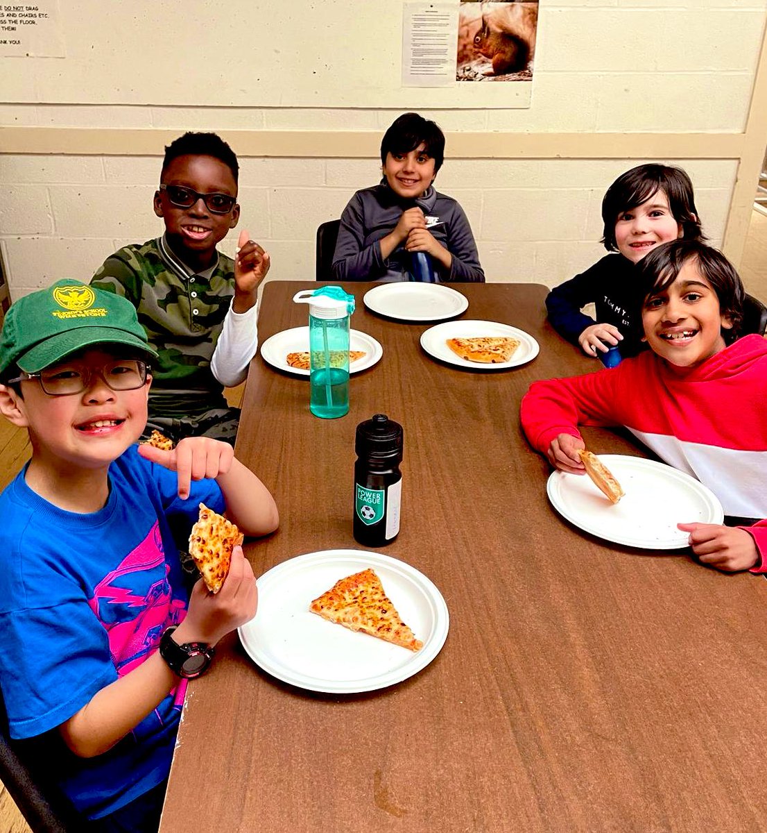 stjohnscen20's tweet photo. Pizza, followed by campfire stories, songs, hot chocolate and sโmores! #MoatMount #CampFire #TeamSJ #FamilySJ ๐๐๐ฅโ๏ธ๐ซ๐ https://t.co/kQHla4g9p1