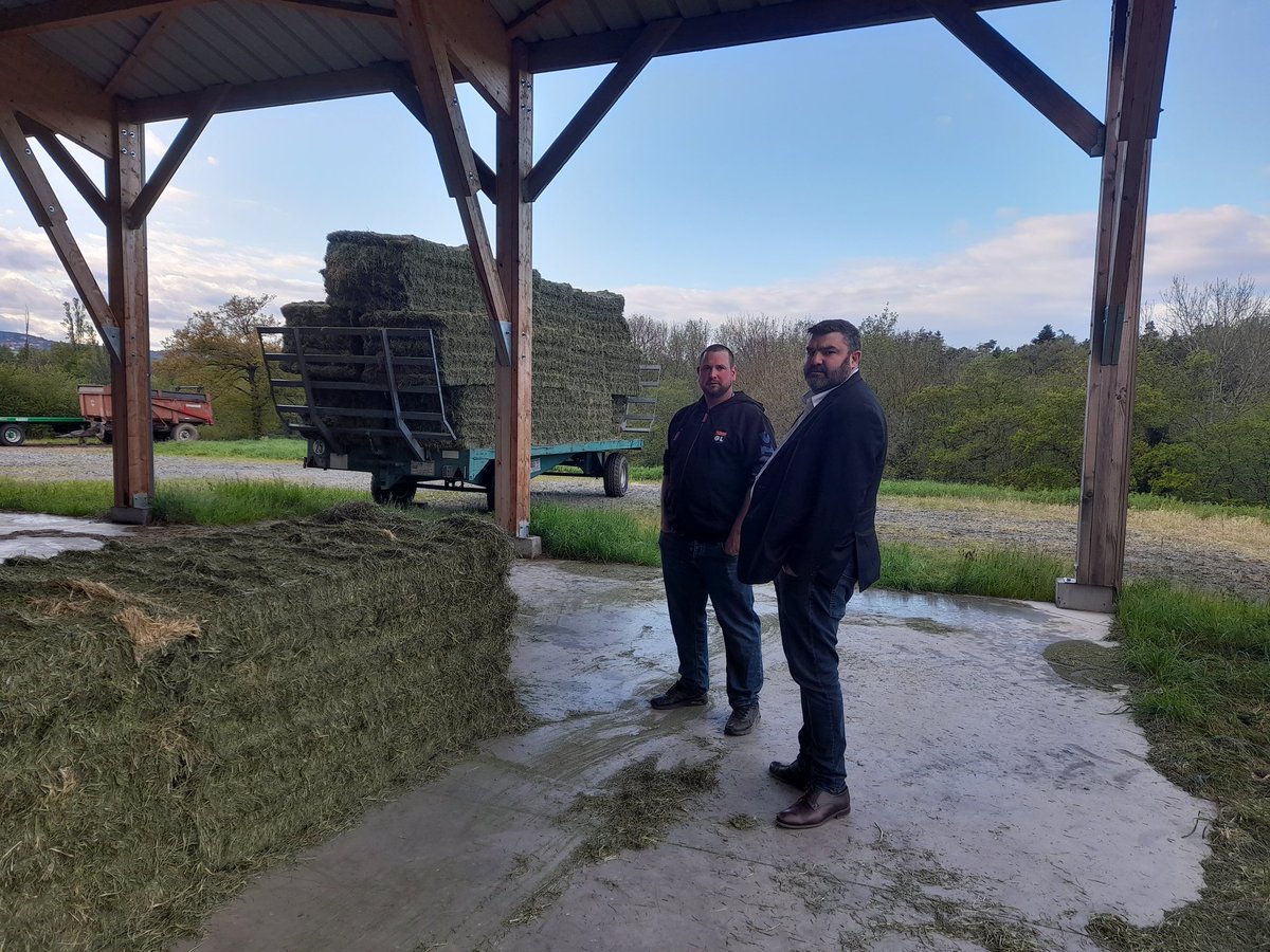 De retour du @COPACOGECA @JDecerle est venu en visite au séchoir collectif de la #CUMA de Pollionnay avant une soirée riche en échange avec les @JeunesAgri du Rhône.