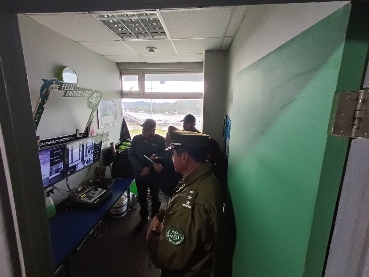 DidecoPM's tweet photo. La directora Dideco, Carla Comicheo en representación del municipio participó en la visita inspectiva del Estadio Chinquihue #PuertoMontt junto a Estadio Seguro, Carabineros, @DPMChile y @DPRLosLagos con miras al clásico de Deportes Puerto Montt y Provincial Osorno, próximamente https://t.co/RRcfunBJS2