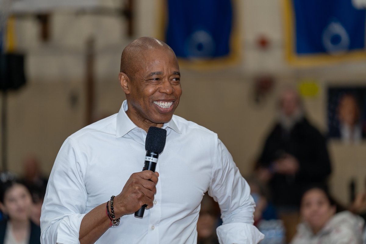 nycgov's tweet image. Great to hear from New Yorkers of all ages last night in the Bronx for our latest Community Conversation town hall.

@NYCMayor and his #GetStuffDone team answered questions from this community about what we&apos;re doing right now and what more we can do to make our city better.