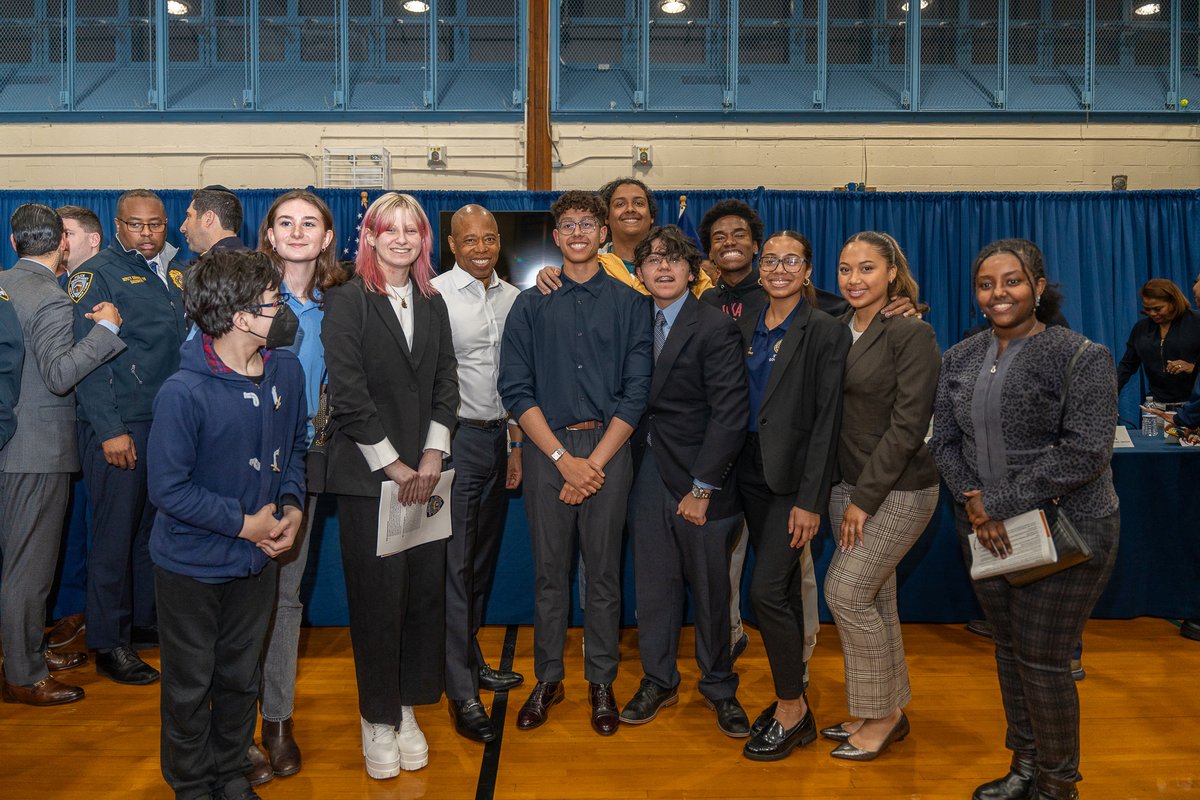 nycgov's tweet image. Great to hear from New Yorkers of all ages last night in the Bronx for our latest Community Conversation town hall.

@NYCMayor and his #GetStuffDone team answered questions from this community about what we&apos;re doing right now and what more we can do to make our city better.