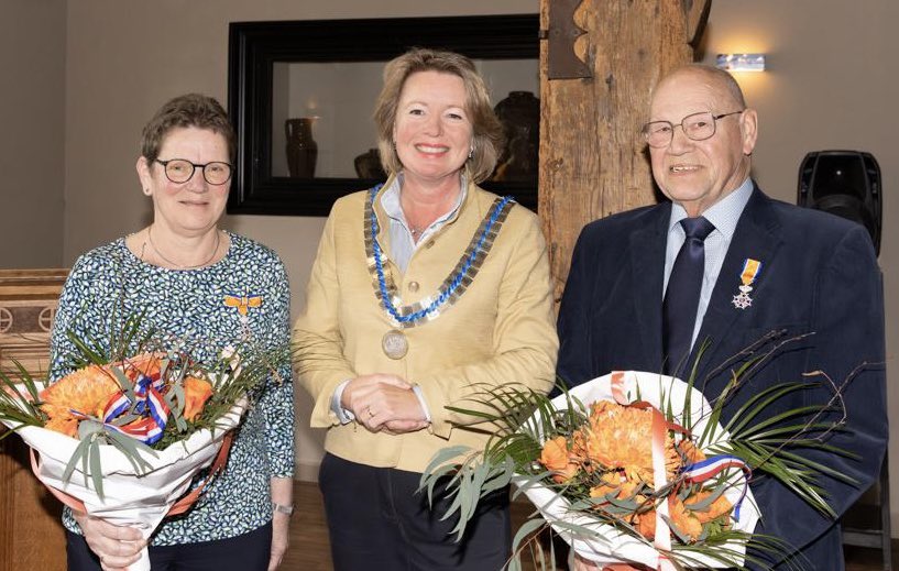 2 Koninklijke Onderscheidingen mogen uitreiken aan mevrouw Hoogakker-Van de Kamp en de heer Cornelissen. Beide tot Lid in de Orde van Oranje-Nassau🎖️ivm Stichting Vrijwilligers Palliatieve Terminale Zorg Betuwe. Belangrijk vrijwilligerswerk in de laatste momenten naar overlijden.