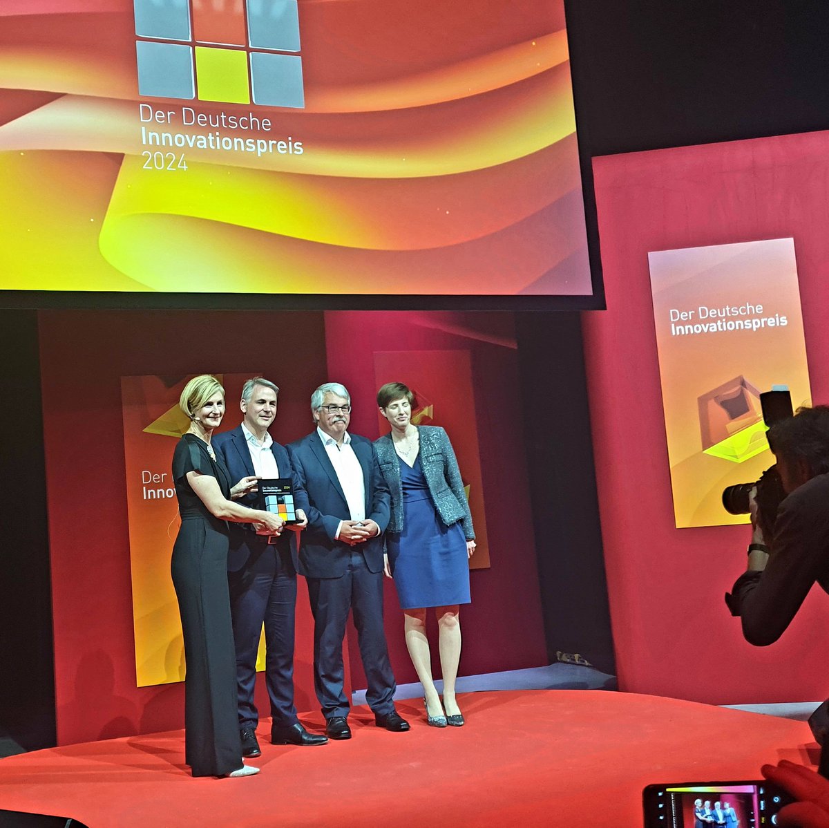 Deutscher Großunternehmen #Innovationspreis 2024 geht an Aixtron
"Silizium wird den Herausforderungen der neuen Technologie nicht mehr Stand"
🏆#Verbindungshalbleiter: #SiC &amp; #GaN

#Halbleiterindustrie
#dip24