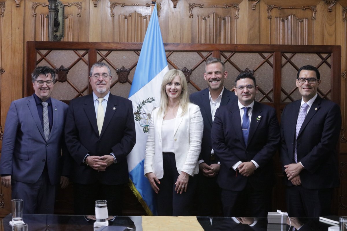 🇩🇪🤝🏻🇬🇹 Parlamentarios de la comisión para los DDHH y la Ayuda Humanitaria del parlamento alemán Bundestag, durante su visita a Guatemala, sostuvieron una reunión con el Presidente Arévalo, en la que se discutieron asuntos fundamentales de derechos humanos.