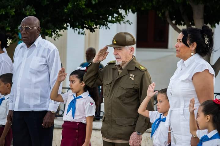 Ceremonia de la Bandera para el #PadreDeLaPatria. Honor a quien honor merece.  #CubaViveEnSuHistoria #UnidosXCuba #MunicipioPilón #ProvinciaGranma #Cuba @DiazCanelB @DrRobertoMOjeda @YudelkisOrtizB