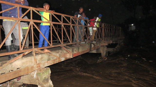 🚨 Urgent Alert 🚨: Heavy rainfall in Nairobi has caused the Nairobi River to overflow, putting the Buruburu-Kyambiu bridge at risk of collapse. Residents are in fear as water levels rise dangerously. #NairobiFloods #BridgeCollapse #KyambiuBridge #DisasterPreparedness 
@047County…