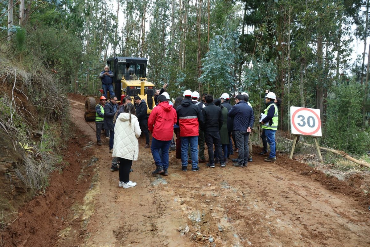 Un poco más tarde nos trasladamos al sector Agua el Molino para inspeccionar junto a la comunidad mejoras en el camino, trabajos ejecutados en el marco del @PlanBuenVivir. ¡Seguimos comprometidos en mejorar la conectividad y bienestar de la comunidad! #GobiernoPresenteBiobío