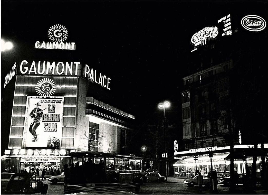 #NotturniDiCittà #VentagliDiParole “La notte respira pesante sopra la terra e si rivolta in un sogno confuso”. _ Georg Büchner, ‘Teatro’ 📸 Paris 18, rue Caulaincourt, anni 60