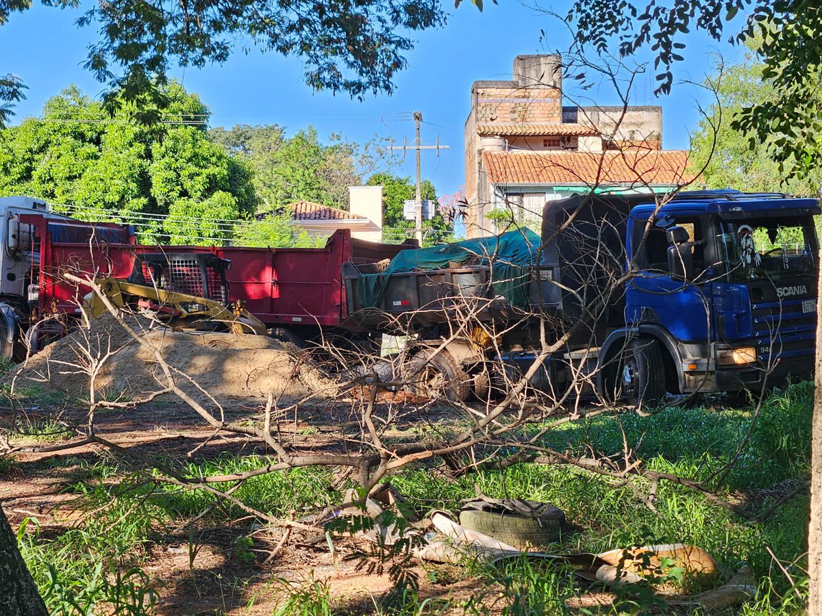 680CARITAS's tweet photo. 🔴 #AHORA

👉🏻 Vecinos del barrio San Vicente presentarán un amparo judicial para frenar la tala de árboles en el área verde ubicada sobre la Av. Félix Bogado, casi 21 Proyectadas. Conocido como "Bosque San Vicente".

👉🏻 En el sitio se querría construir un supermercado.

📻#680AM https://t.co/NfXR5vRRH6