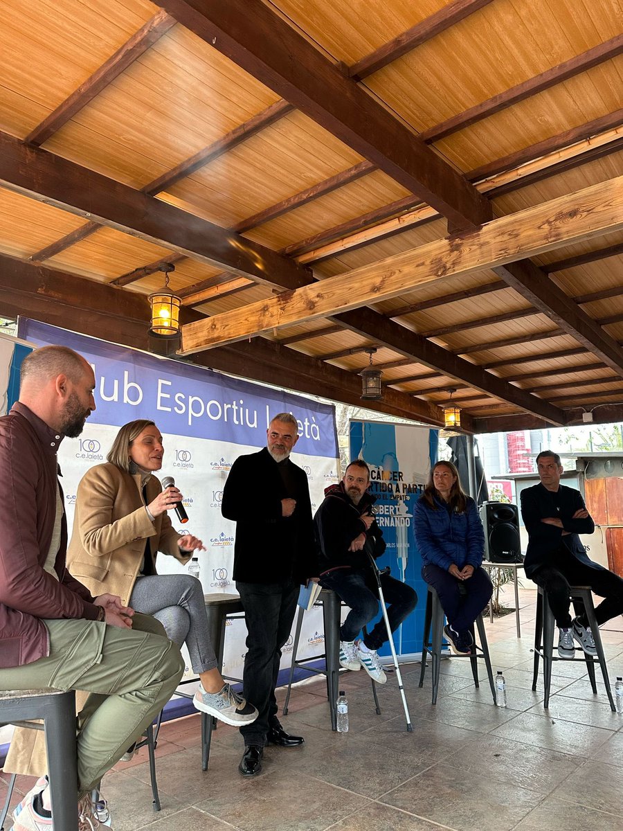 roberthernando's tweet photo. Increíble presentación/coloquio esta tarde en el @CELaieta únicamente tengo palabras de agradecimiento a todos los que han participado y han acudido. Estoy cansado, pero inmensamente feliz. Seguimos #elcáncerpartidoapartido #rcde https://t.co/IlOmknlPFY