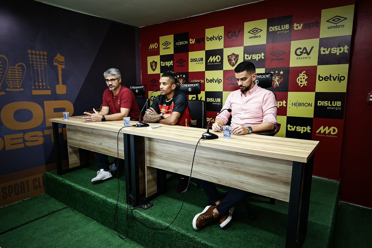 O lateral-esquerdo Dalbert está de casa nova! ⚽️🔴⚫️

Experiente e com passagens pelo futebol europeu, o atleta assinou contrato definitivo com o Leão até o fim da temporada e foi apresentado em Recife. Sucesso, Dalbert!  💪🏾

📸: Paulo Paiva