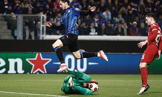 Roma 2-0 Milan (agg 3-0) Çelik is shown a straight red card. The hosts are down to ten. Dybala doubles Roma's lead West Ham 1-0 Leverkusen (agg: 1-2) Leverkusen goalkeeper denies Bowen A red card for Billy McKinlay, Atalanta 0-1 Liverpool (agg 3-1) Miranchuk can't reach…