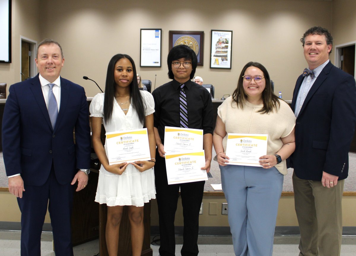 Congratulations @SouthavenHigh Valedictorian & STAR Student: Eduardo Esperon Jr. Salutatorian: Mandi Smith STAR Teacher: Sarah Rausch #TeamDCS