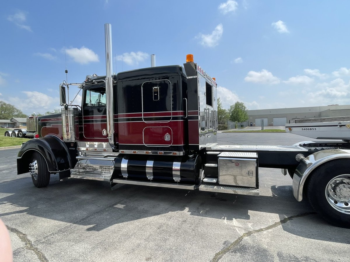 BrunnerIndustr2's tweet photo. Always love when lifetime customers stop in to say hi! This truck is turning 30 years old and has one of our original Steel racks with rhino liner inside. He even has one of our original designs of integrated step boxes! Wow! We are telling you one investment can last you a lifetime! #brunnerhasyouback #brunfab #whatyourtruckwants #joplinmo #smallbusinesslove