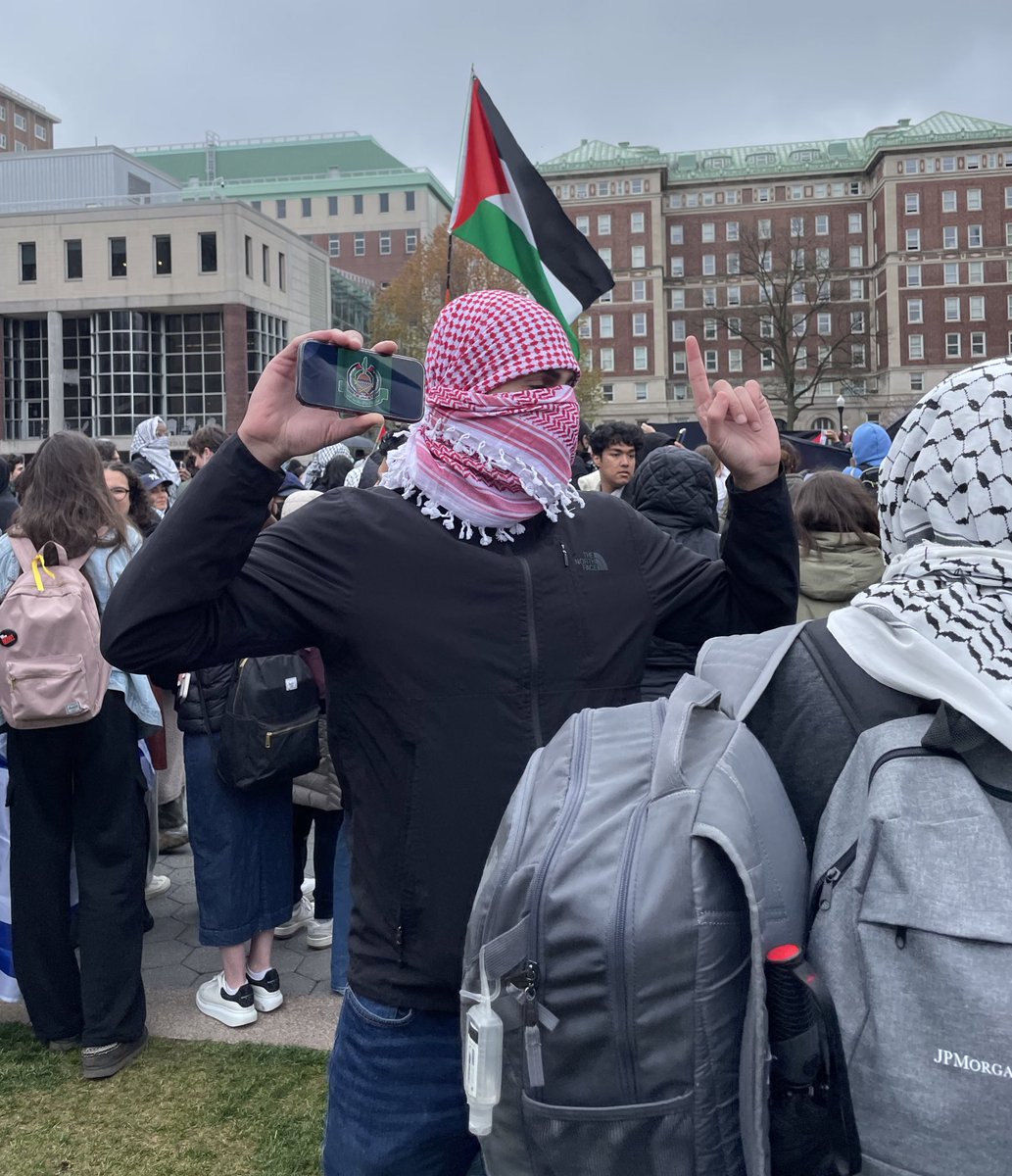 This man is holding up the HAMAS LOGO. I cannot believe I even have to say this -get Hamas off campus @Columbia.