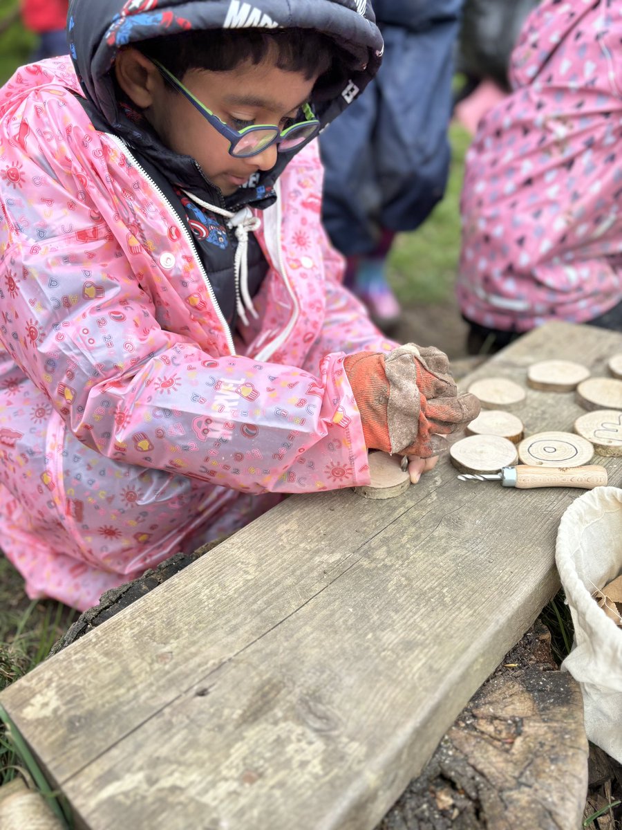 Signs of Spring, bushcraft and reading for pleasure was our focus in today’s forest school session 🌺 ☀️ 🍃 🌸 🐌 🐞 #LFP2BE …engagement, enjoyment and exploration at its best 🌳 @Lea_Forest_HT @guxey01 @LFP_MissEvans @LFPAPjhast @ForestSchools @AETAcademies @lea_forest_curr