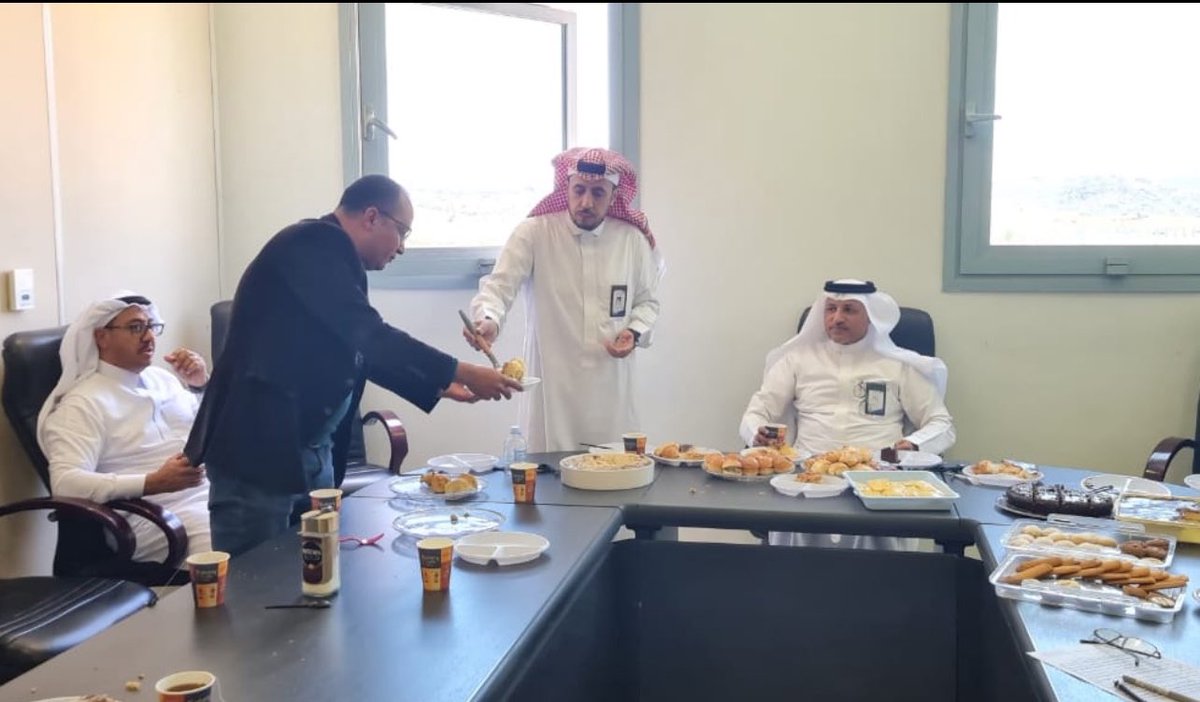amzhrani's tweet photo. رغم مرور أكثر من شهر ونصف من قرار ترقيتي لا يزال الزملاء والزميلات يطوقون عنقي بجميل فضلهم وكريم أخلاقهم.
اليوم كانت احتفالية الزميلات الكريمات أ.د/ ايمان الأعصر، أ.د/ وفاء الكتامي، د/ نيفين هريدي، د/ بوسي جودة، وبحضور سعادة عميد الكلية @WdBdalwahd وسعادة رؤساء الأقسام وأعضاء هيئة التدريس.
جزيل الشكر وعظيم الامتنان.