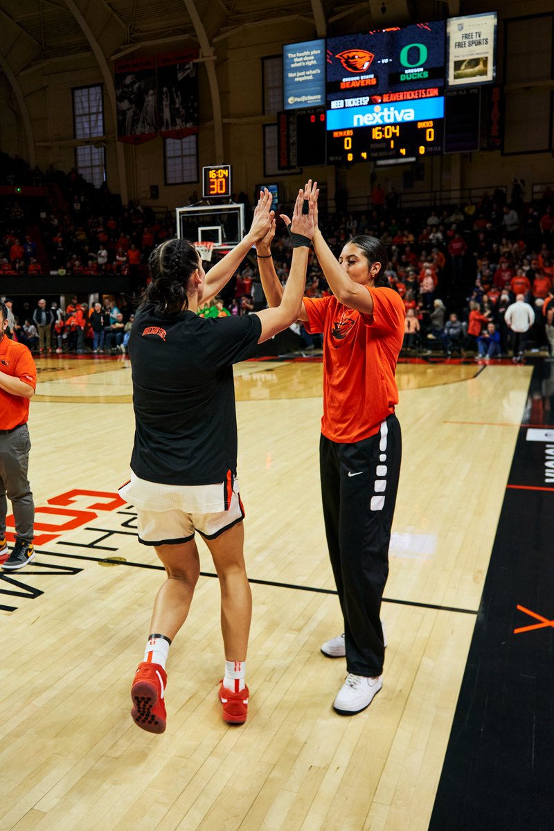 Up high 🖐️ #GoBeavs x #NationalHighFiveDay