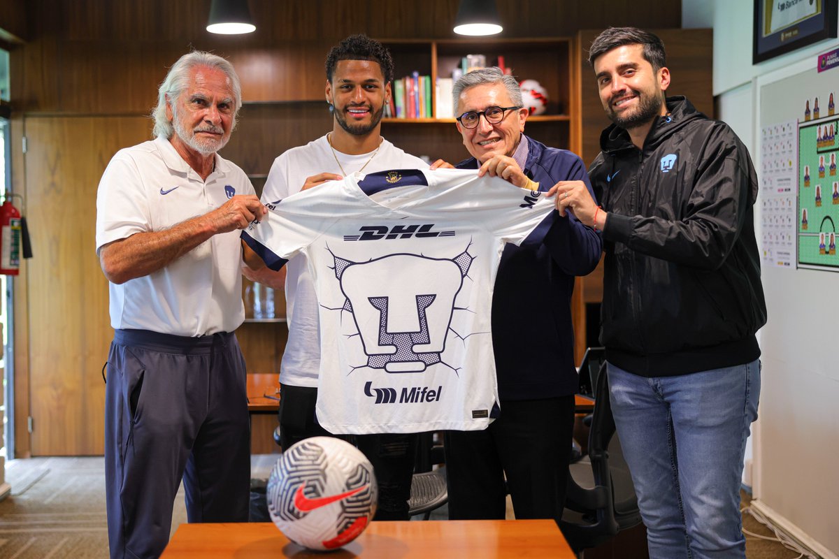 ‘Parcero’ feliz 🔛 2️⃣0️⃣2️⃣7️⃣ En compañía del presidente, Luis Raúl González, el vicepresidente Miguel Mejía Barón y el director de estrategia deportiva Eduardo Saracho; el colombiano, José Caicedo, renovó su contrato con el azul y oro. ✍️ Felices de tenerte en Pumas por mucho…